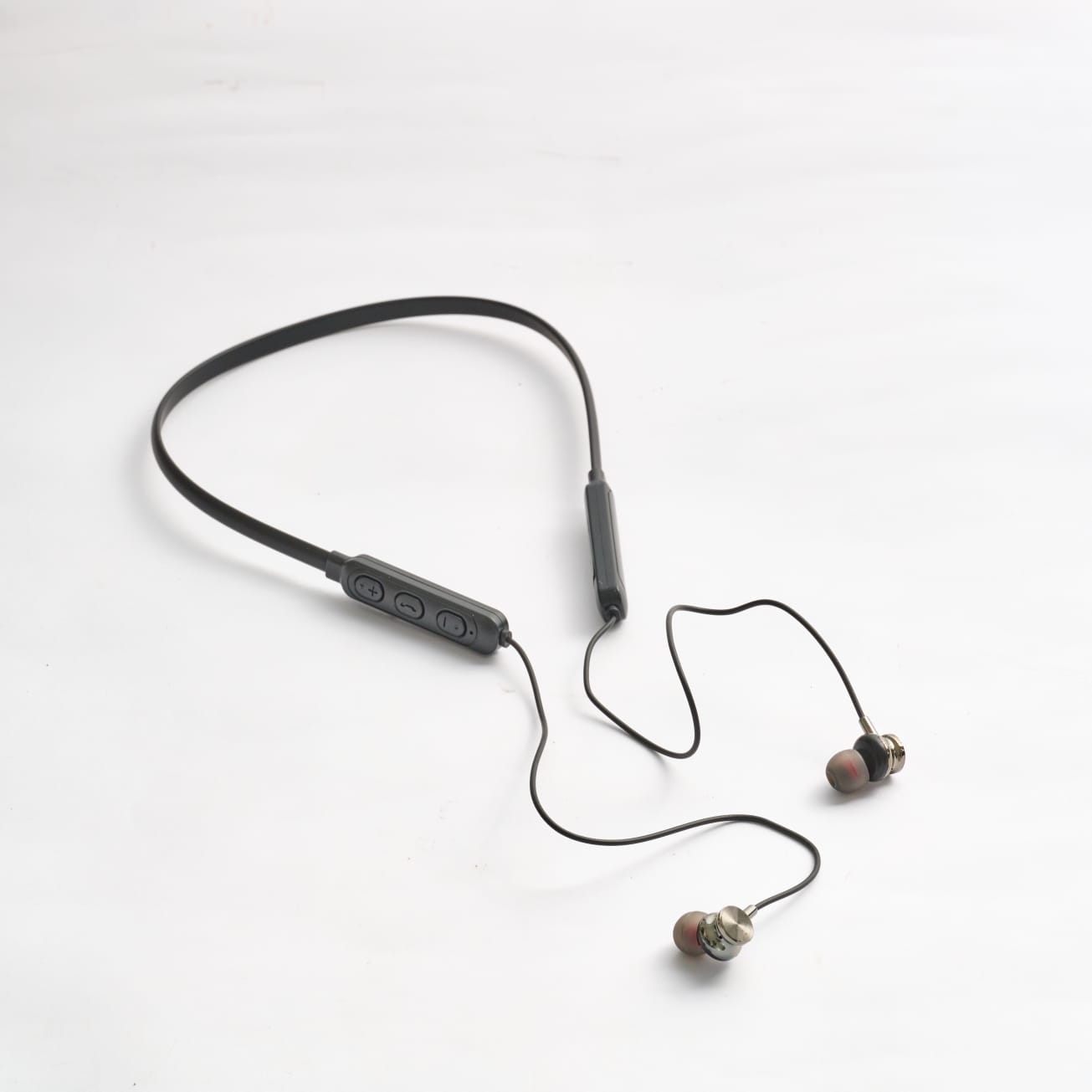 WhatsApp Image 2026-07-15 at 7.32.35 AM oraimo Necklace lite OEB-311 - الصورة 1